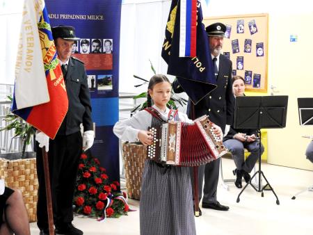 Praporščaka PDV Sever Gorenjska in OZVVS Kranj ob spominski plošči padlim pripadnikom milice